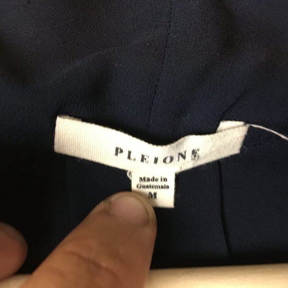 Pleione Blouse M Top Solid Navy Blue Crepe Pleat Detail Career V Neck Dolman Cap - Picture 5 of 9